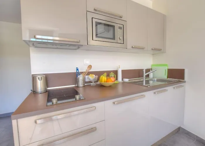 5 - Cosy In Old Apartment Antibes