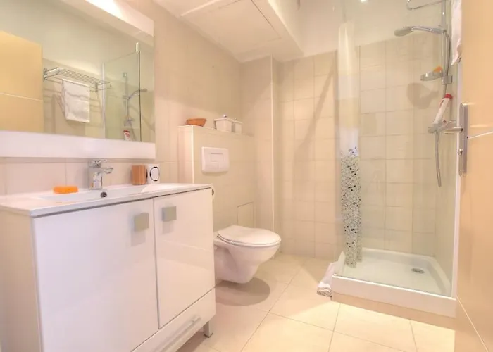 5 - Cosy In Old * Antibes